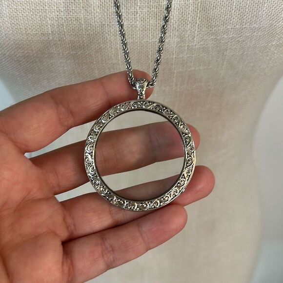 Magnifying Portable Pocket Reading Loupe Necklace Silver Toned - Picture 3 of 9